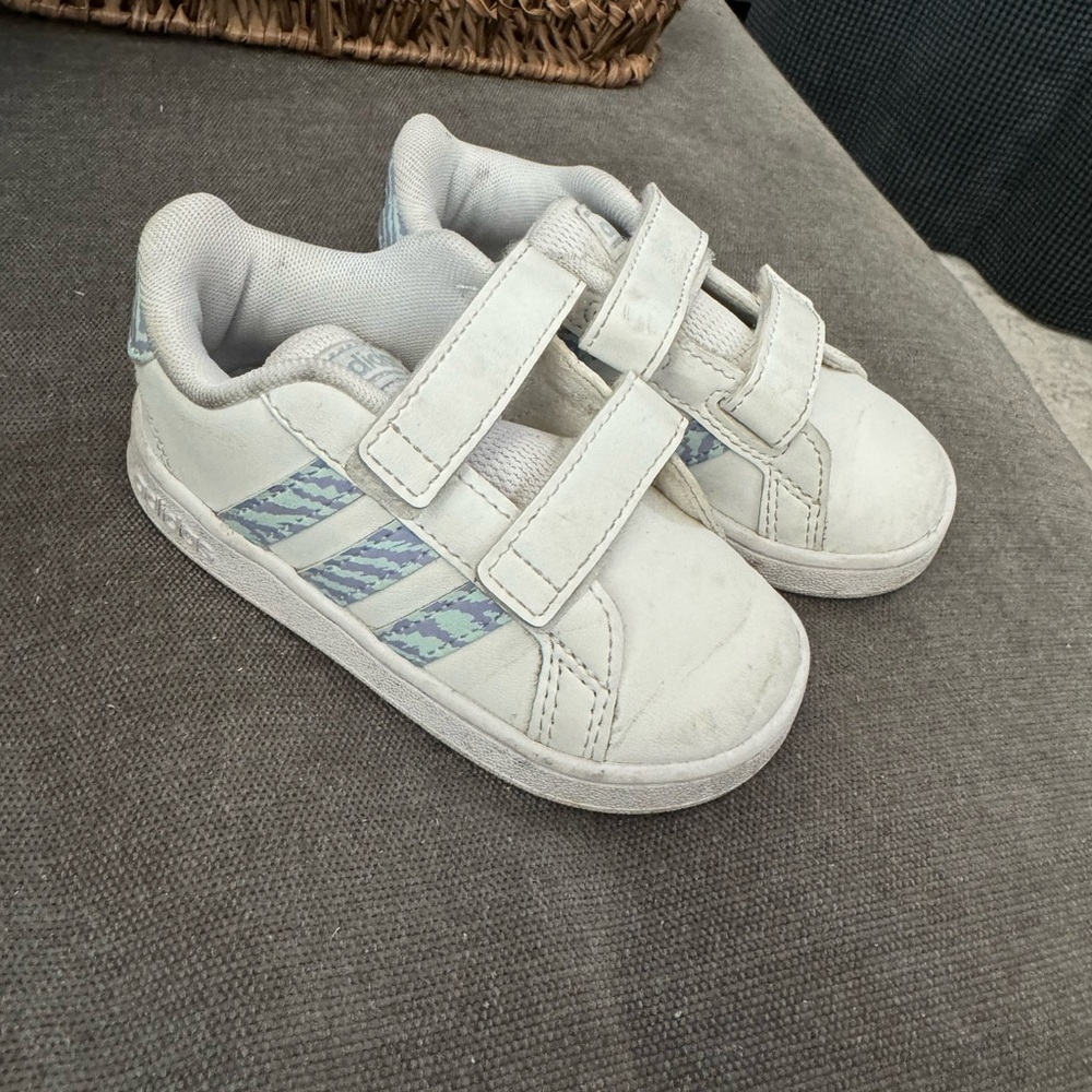 Toddler adidas in good condition